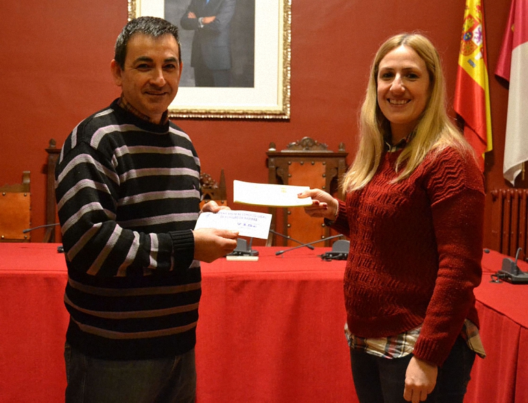 Almagro El afortunado de la campaña de Navidad de Apoyo al Comercio Local recibe su premio valorado en más de 700 euros