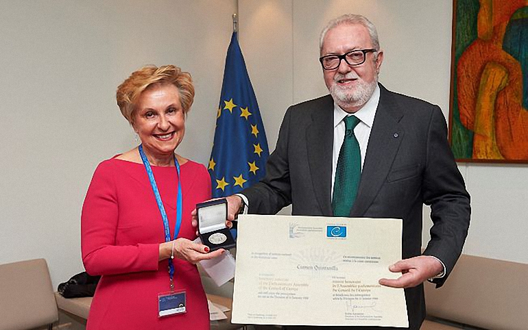 La diputada nacional Carmen Quintanilla recibe la medalla de honor de la Asamblea del Consejo de Europa