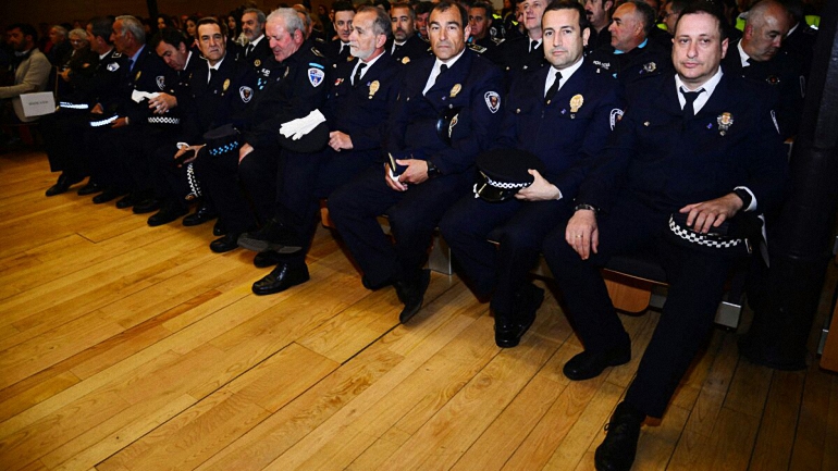 Almagro Los miembros de la Policía Local reciben las condecoraciones al reconocimiento a su servicio