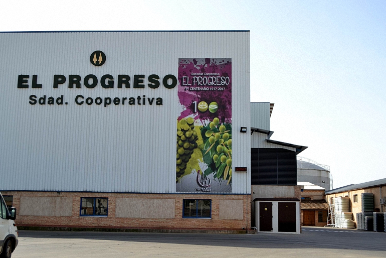 La Cooperativa El Progreso de Villarrubia y el Restaurante El Bodegón placas al Mérito Regional de Castilla La Mancha