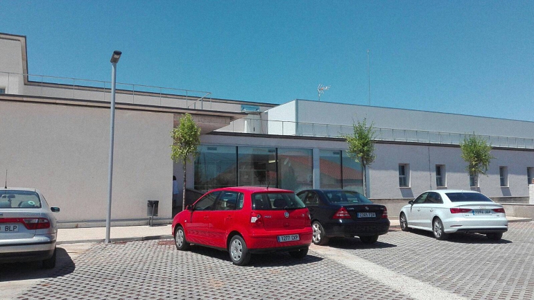 Bolaños El Ayuntamiento planta once árboles en el Centro de Salud con el fin de dotar de más sombra los aparcamientos de este centro
