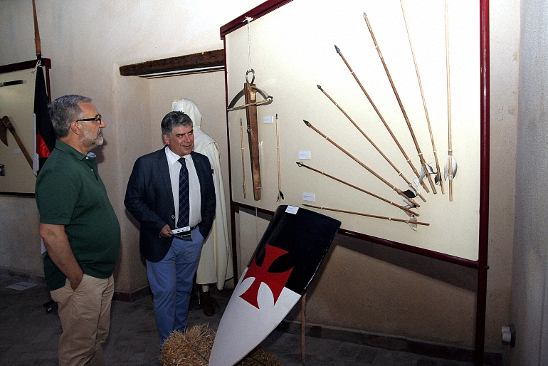 Aldea del Rey inauguró las exposiciones dedicadas a las armas medievales y al Colegio de Guardias Jóvenes