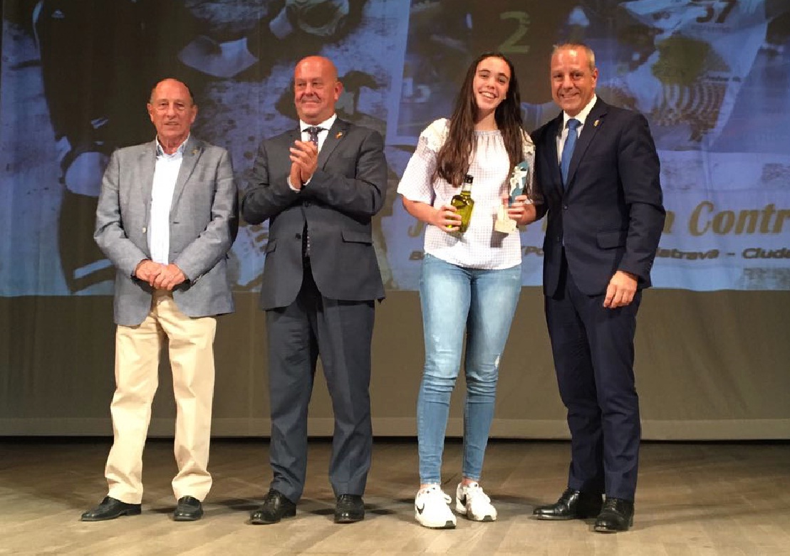 Jimena Laguna recibe el galardón a la mejor jugadora juvenil de Castilla La mancha en la XV Gala del Balonmano