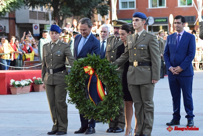 Ciudad Real Más de mil personas asisten a un simbólico acto de homenaje a la Bandera de España