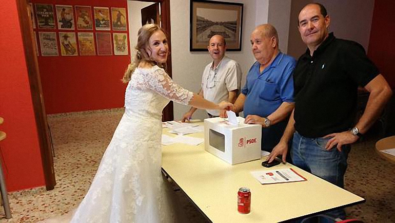 La concejal socialista María Jesús Villaverde Malagón votó este sábado en las primarias recién casada